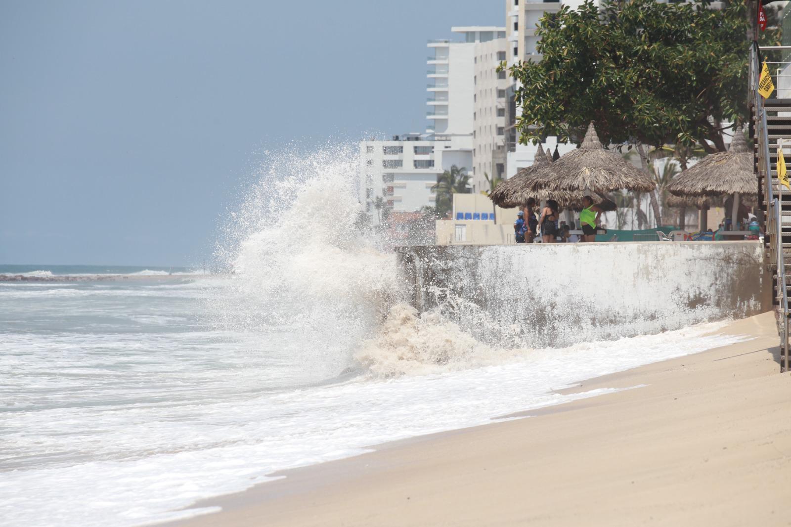 $!Alertan a bañistas sobre zanja en área de playas; cierran acceso en letras de Mazatlán