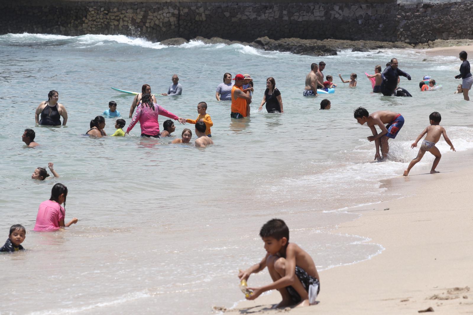 $!Alertan a bañistas con banderas de precaución y quemadores en Mazatlán