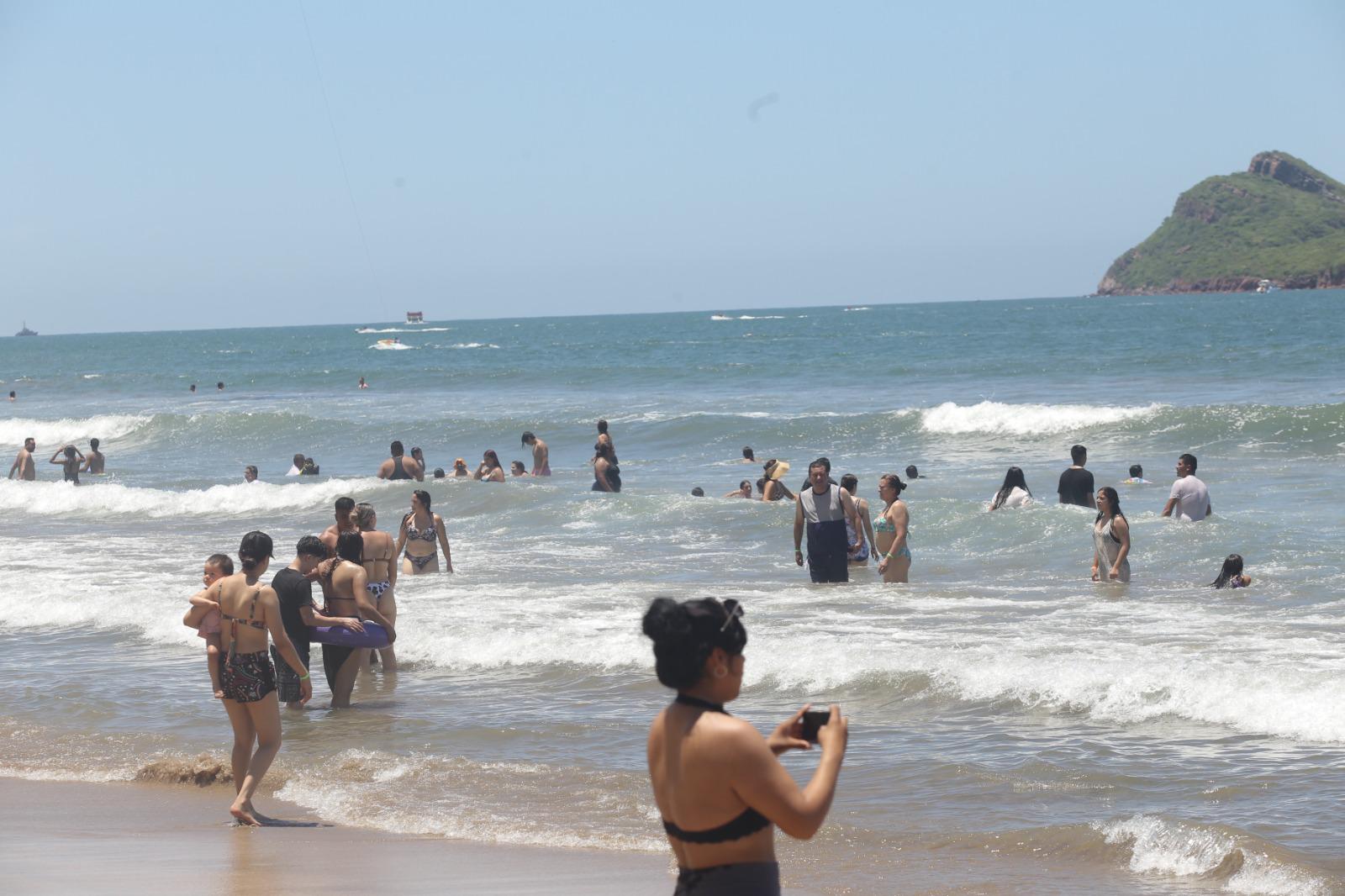 $!Reportan casi 4 mil bañistas en playas de Mazatlán este domingo