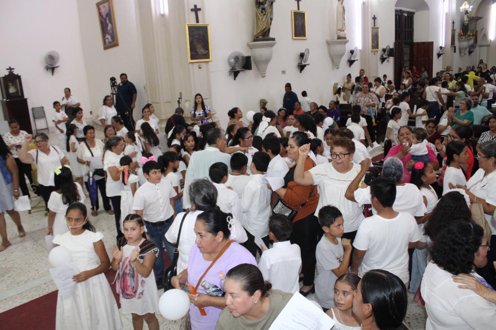 $!Pese a lluvia, niños ofrendan su alegría y peregrinar a la Virgen de Rosario