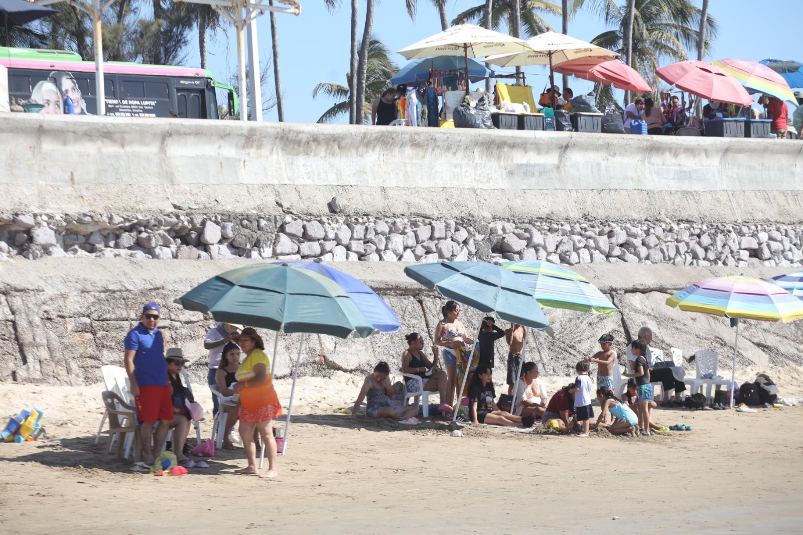 $!Visitantes nacionales disfrutan de Mazatlán en el último fin de semana del año