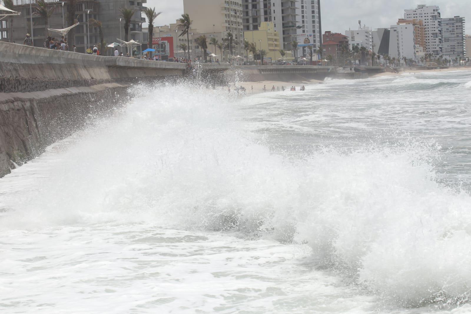 $!El oleaje en Mazatlán se vuelve un atractivo turístico