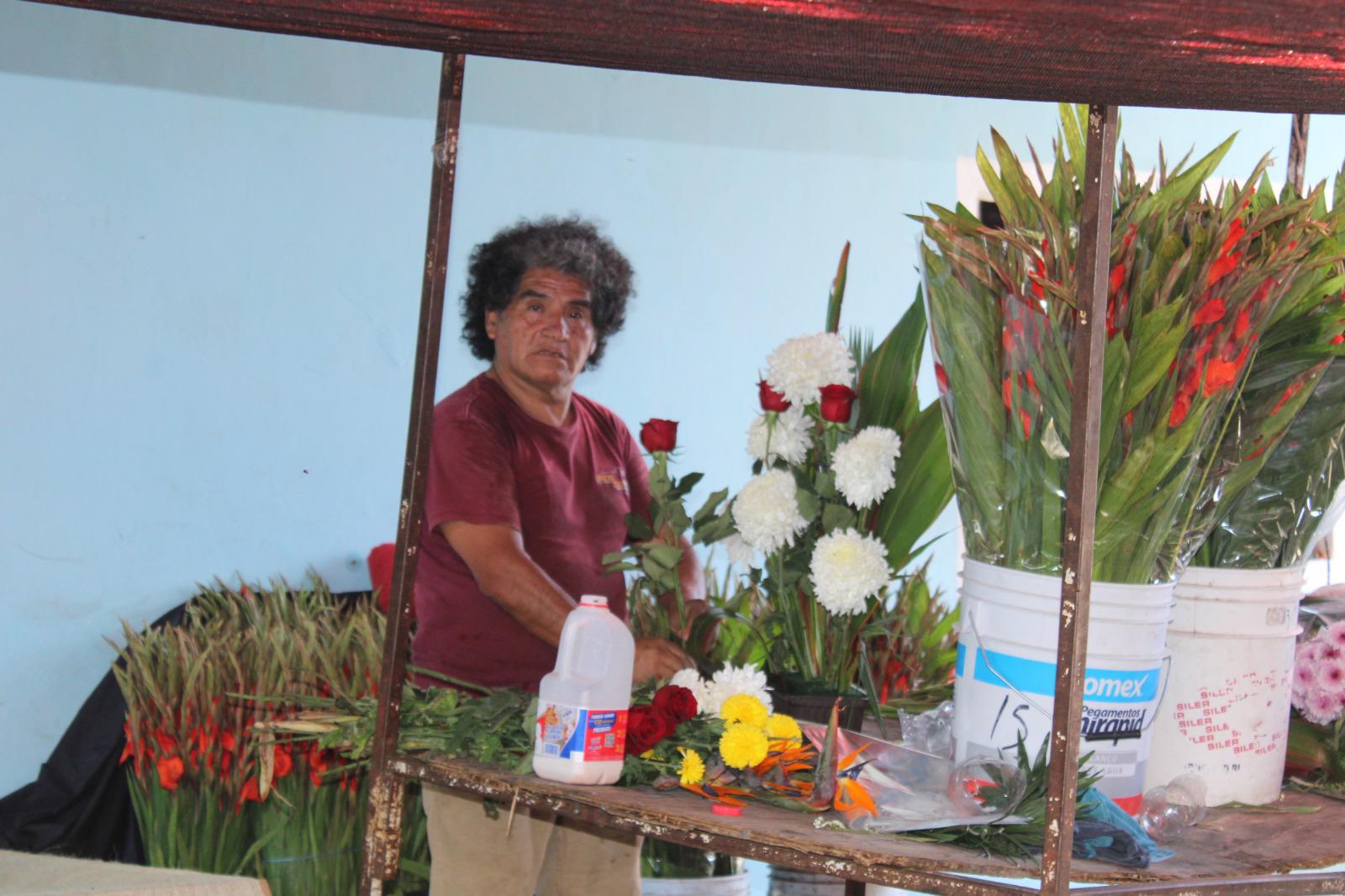 $!Piden menos flores ante el temor que no haya negocio en panteones de Rosario