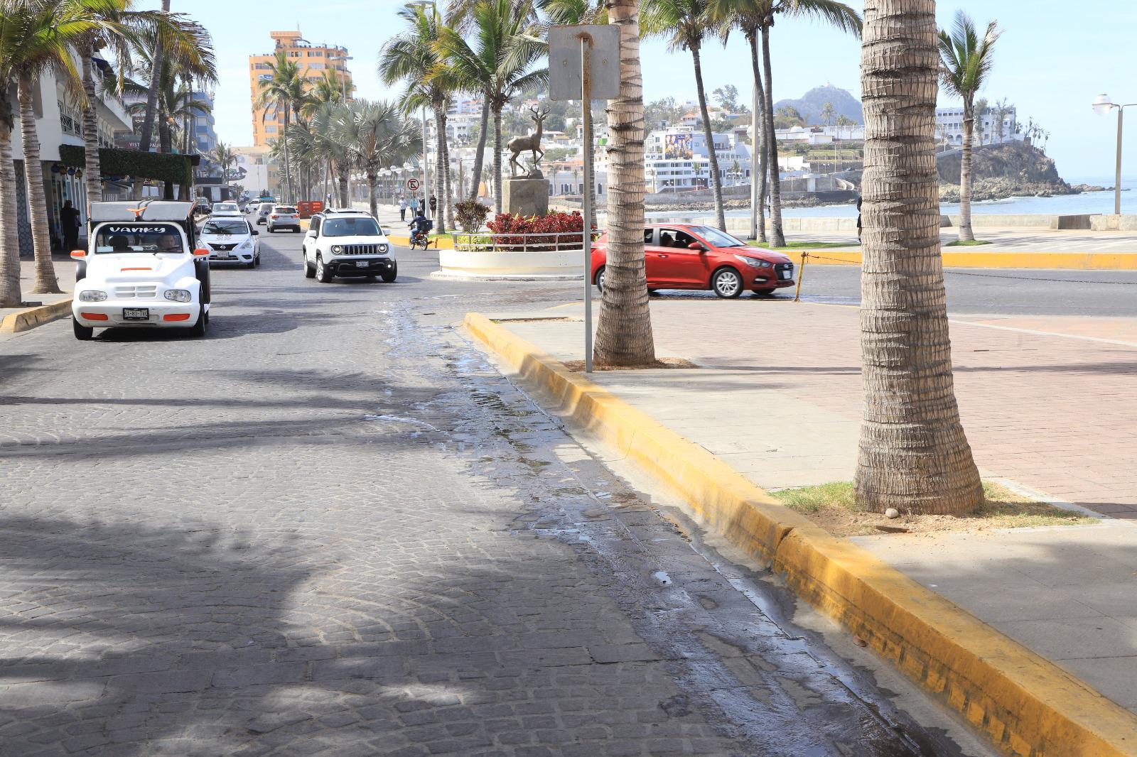 $!Denuncian fuga de aguas negras arrojadas a la vía pública en Cerro de la Nevería