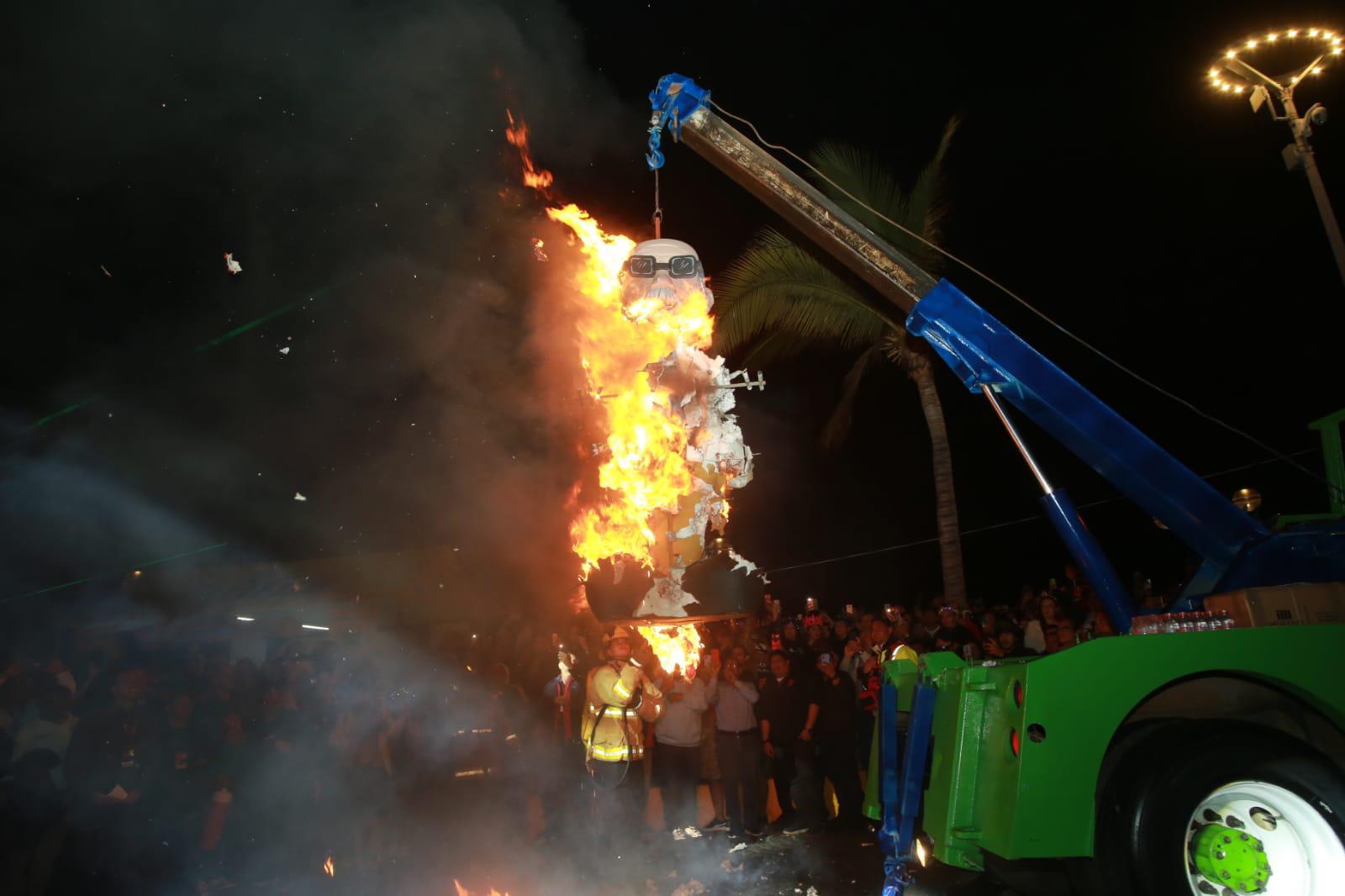 $!Bomberos controlan el fuego.