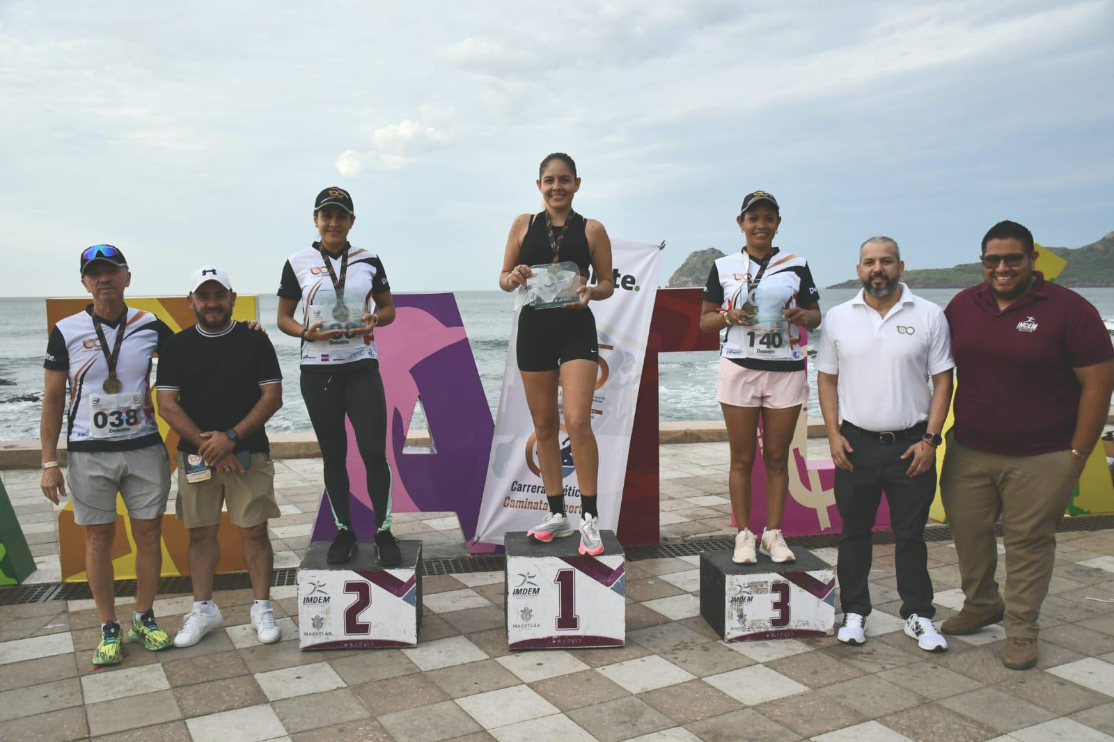 $!Contagian contadores públicos de buena vibra el Malecón de Mazatlán