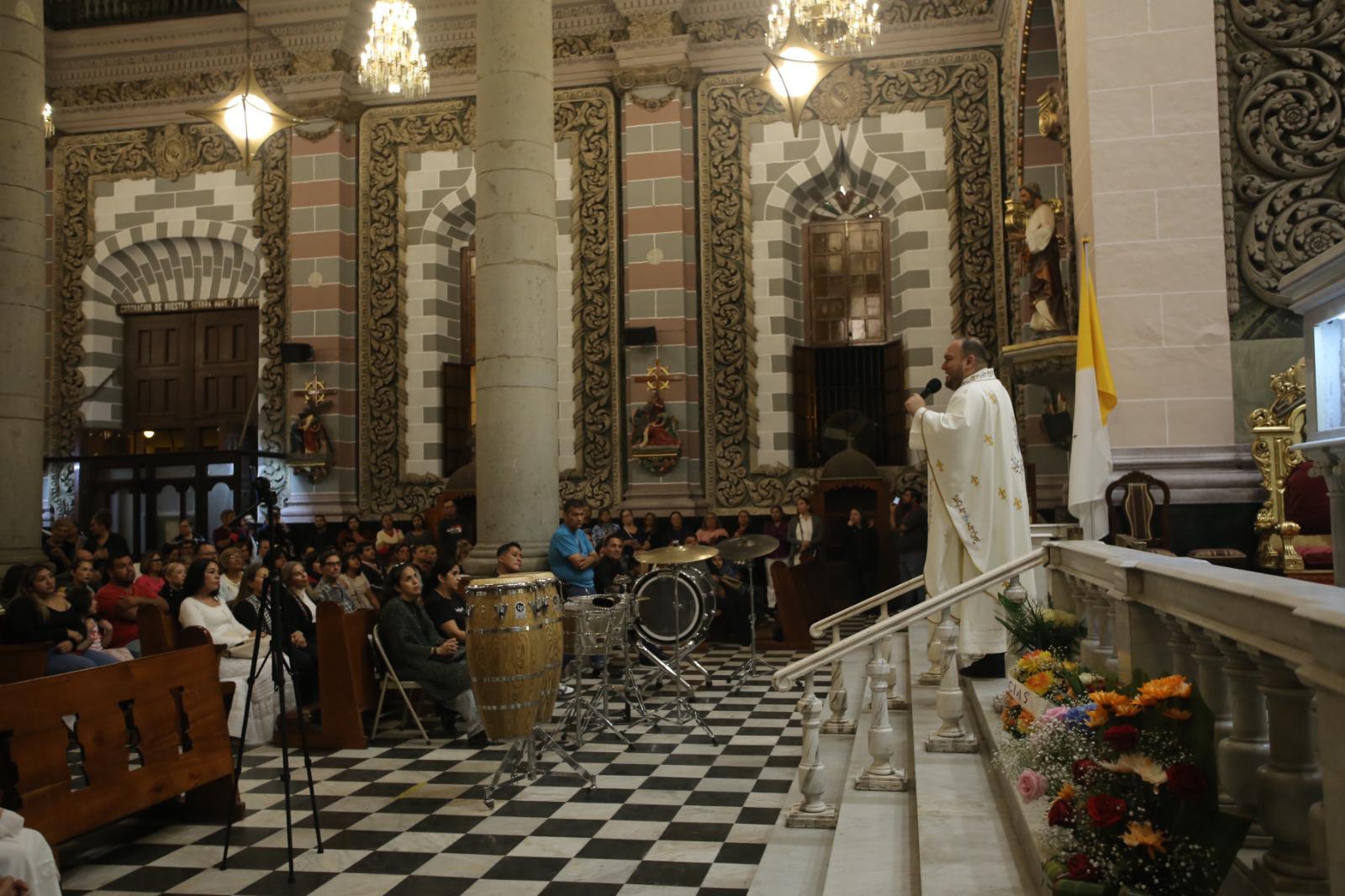 $!Canta ‘El Yaki’ Las Mañanitas a la Inmaculada Concepción