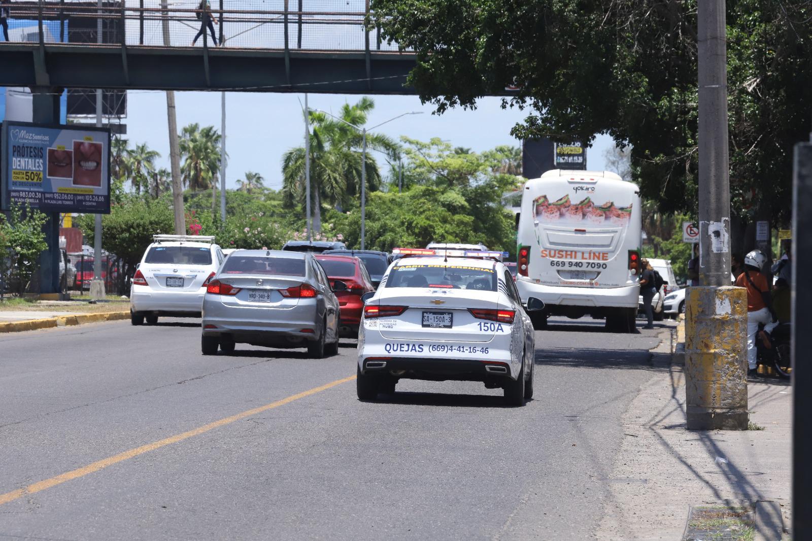 $!Carril preferencial en Mazatlán, un programa vial que nadie respeta: ni camioneros ni automovilistas