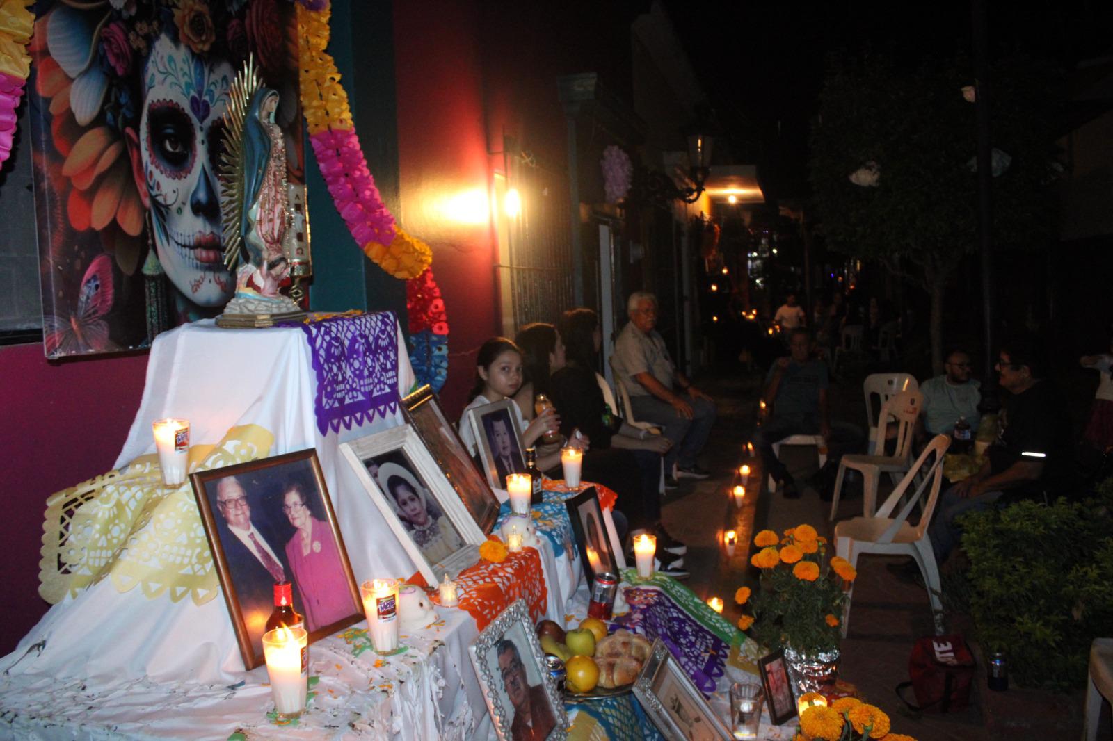 $!Exponen con nostalgia tradicionales altares de muertos en Rosario