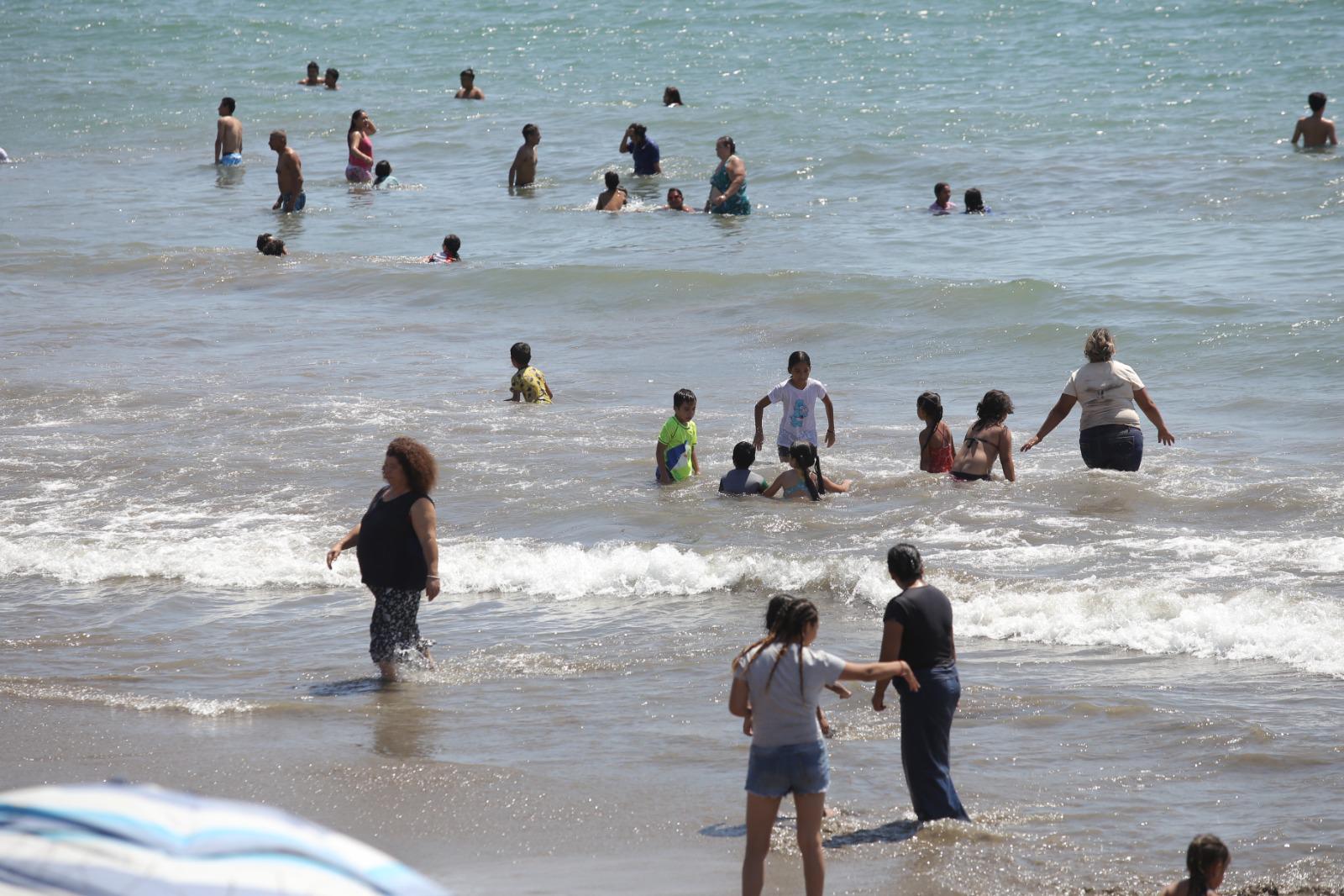 $!Playas mazatlecas reciben buena afluencia de bañistas durante el domingo