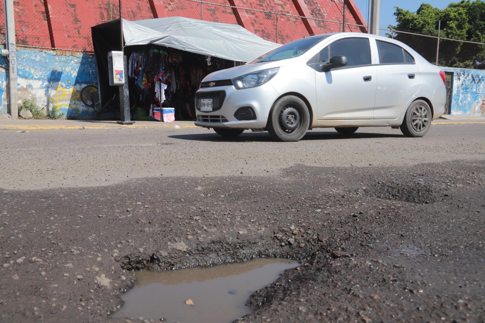 $!Baches y fugas de aguas negras han provocado pleitos en algunas avenidas de Mazatlán