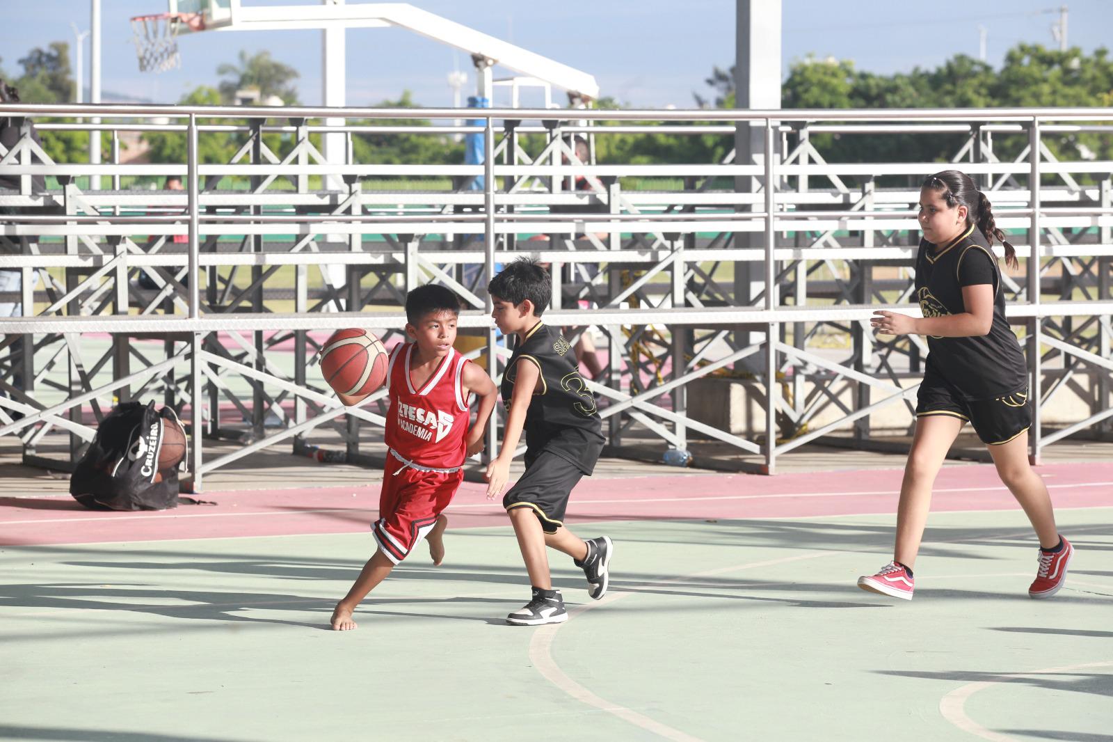 $!Niños Triquis hacen de las suyas en Olimpiada Indígena