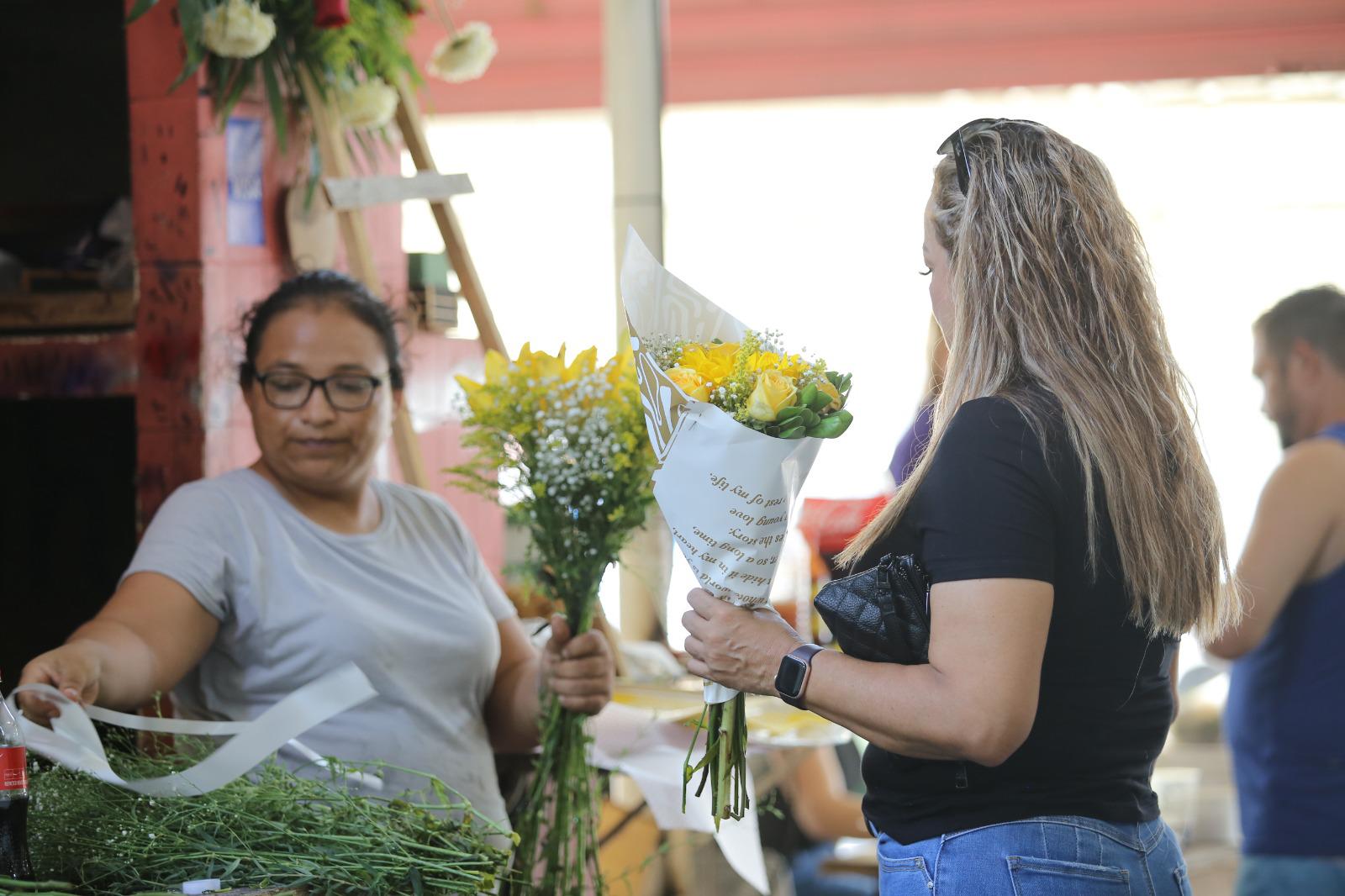 $!‘Fiebre’ de las flores amarillas se apodera de Mazatlán con ventas fluidas