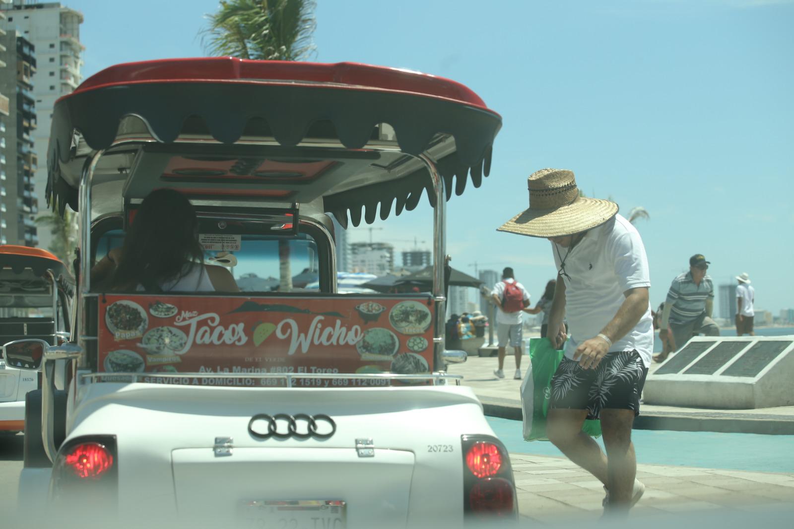 $!Disfrutan turistas de Mazatlán a unas horas del Grito de Independencia