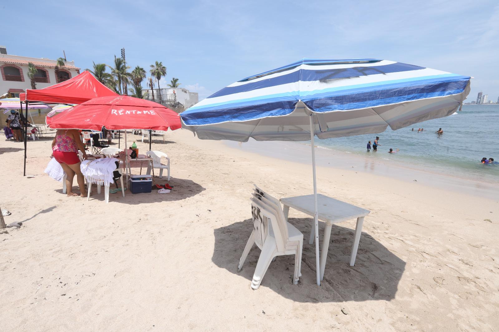 $!Acaparan comerciantes grandes espacios de playa en Pinitos y dejan poco lugar a los bañistas