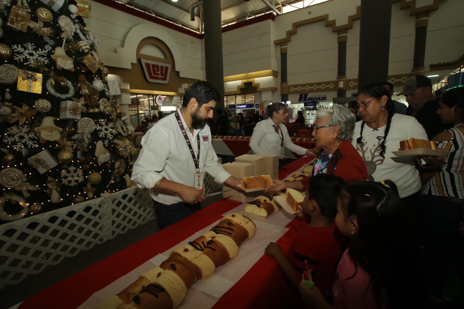 $!Celebra Casa Ley con sus clientes el Día de Reyes con una gigante Rosca