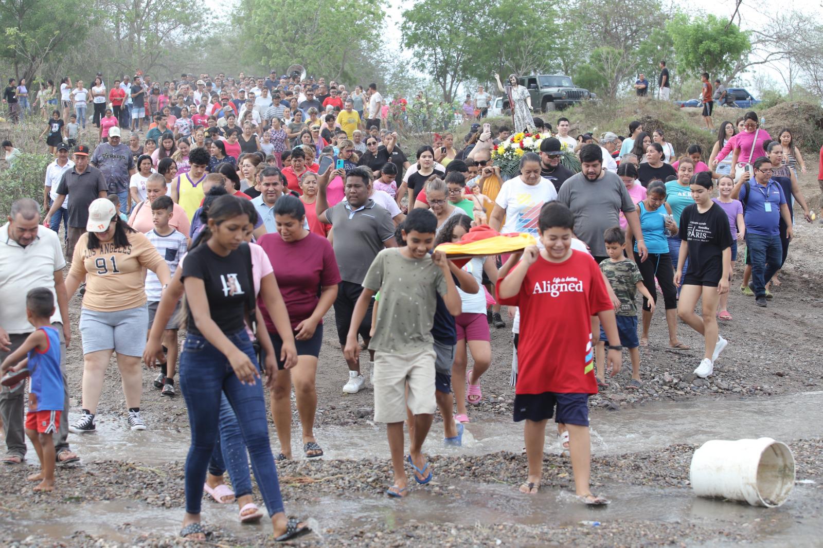 $!Celebran a San Juan Bautista con tradicional baño en Villa Unión