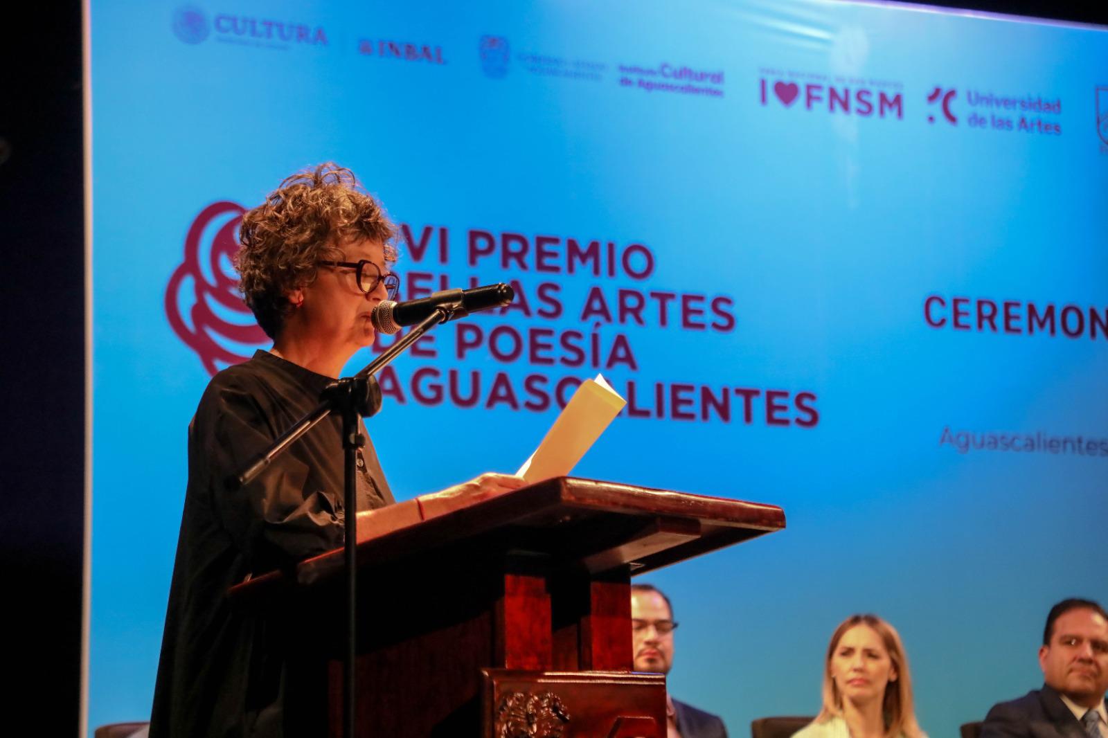 $!La escritora Carla Faesler, jurado del galardón, leyó el acta del Premio de Bellas Artes de Poesía Aguascalientes 2024.