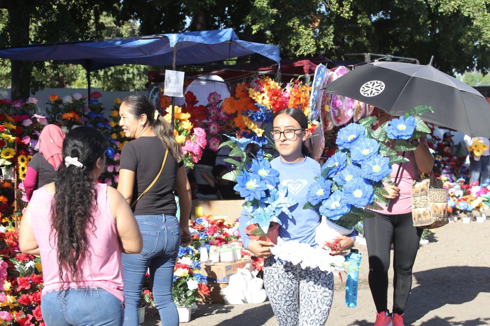 $!Acuden miles de personas a los panteones de Mazatlán a llevar ofrendas a sus seres queridos