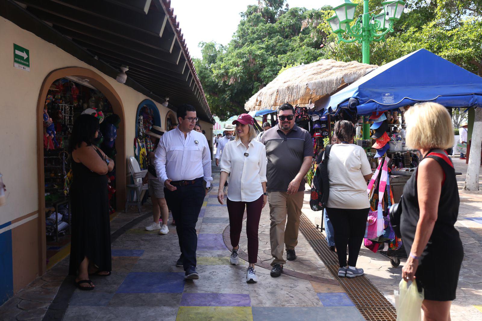 $!Alcaldesa Estrella Palacios da la bienvenida a los cruceristas