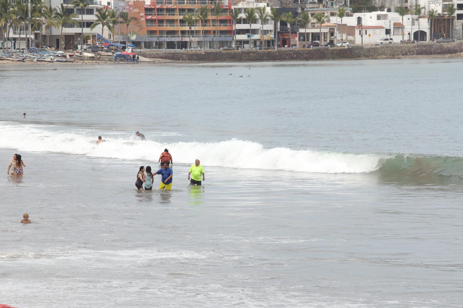 $!Inicia Mazatlán fin de semana con oleaje tranquilo en sus playas