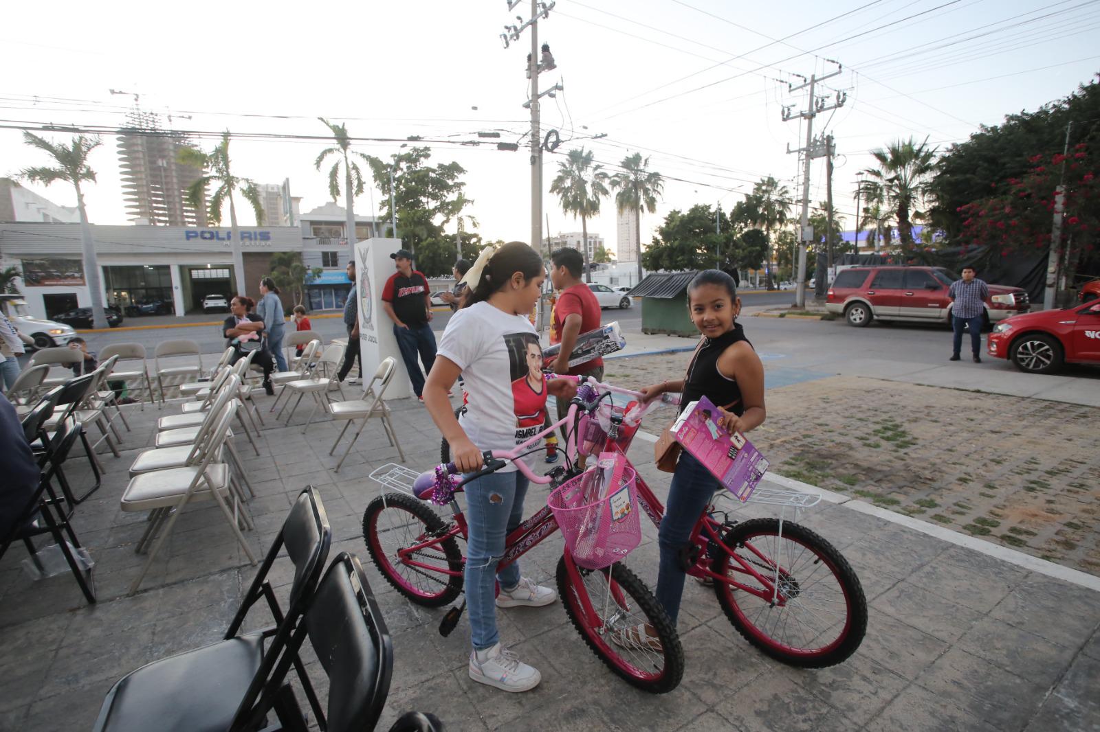 $!Viven niñas y niños mágica entrega de regalos de los Reyes Magos