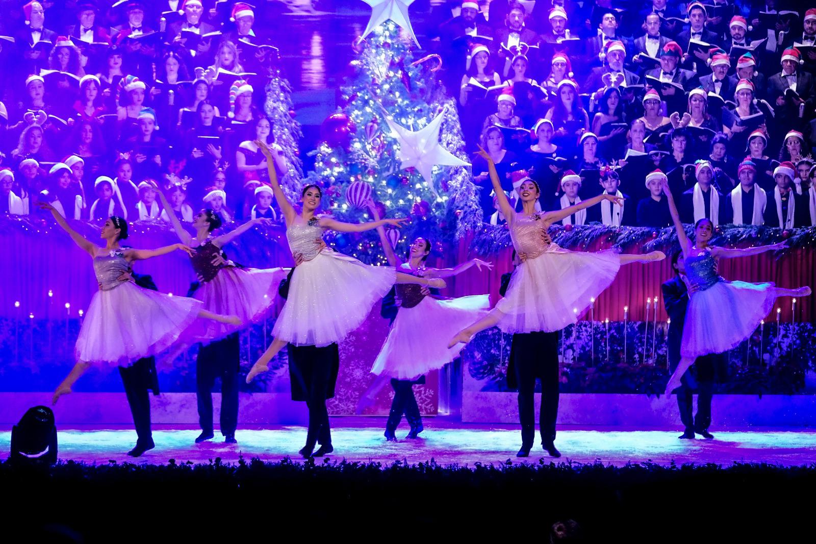 $!Bailarines de la Compañía de Ballet de Mazatlán con la dirección de la maestra Zoila Fernández, brindaron un espectáculo lleno de espíritu decembrino.