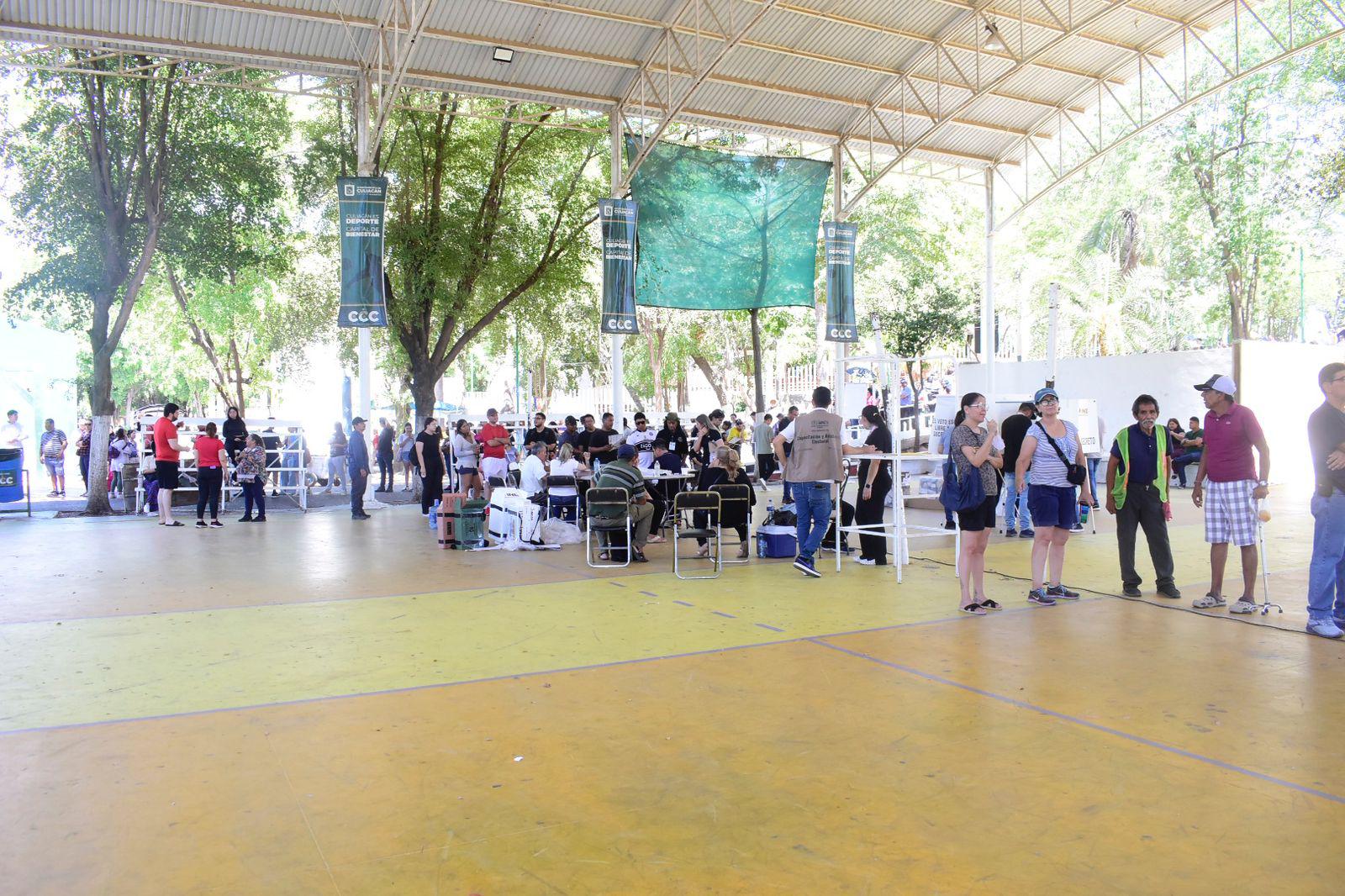 $!Cientos de personas esperan emitir su voto en Centro Cívico Constitución; quedan la mitad de boletas