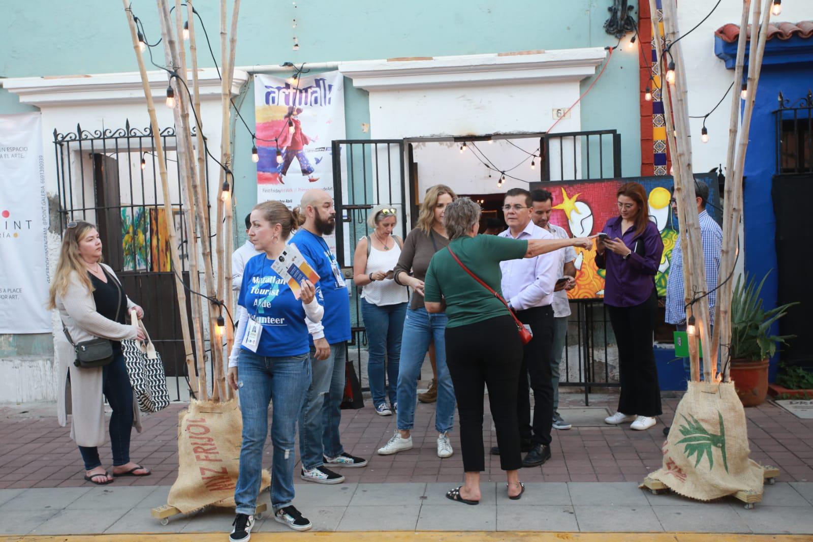 $!Defienden extranjeros que Mazatlán es seguro; realizan caminata por el Centro Histórico