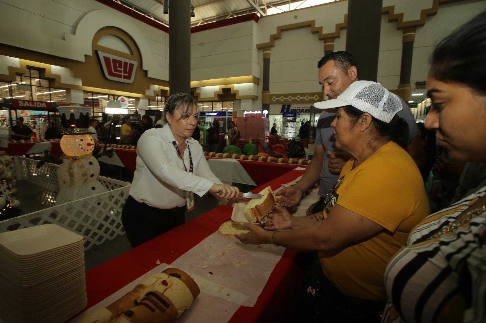 $!Celebra Casa Ley con sus clientes el Día de Reyes con una gigante Rosca