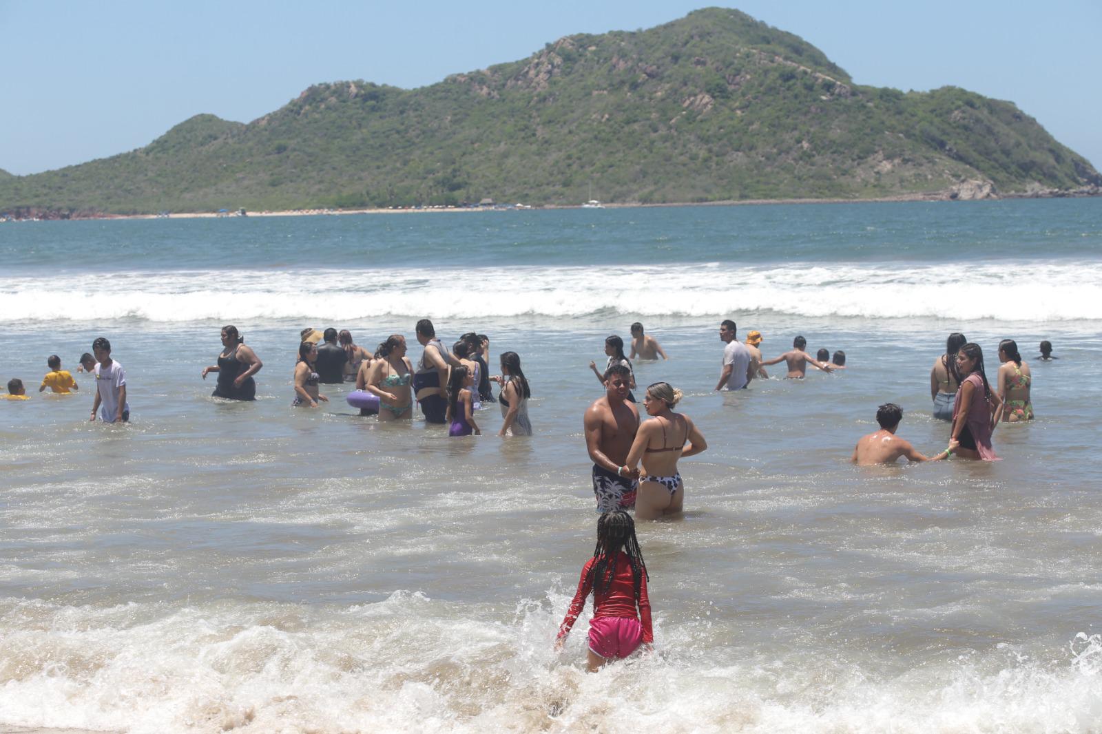 $!Reportan casi 4 mil bañistas en playas de Mazatlán este domingo