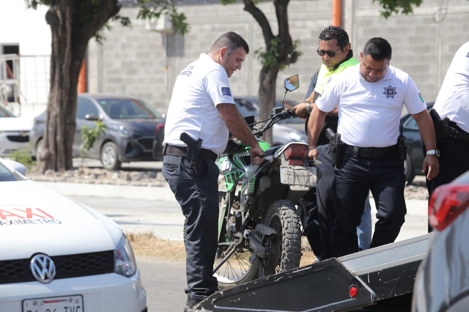 $!Recoge Tránsito cerca de 10 motos de trabajadores de la API que estaban estacionadas en la banqueta, en Mazatlán