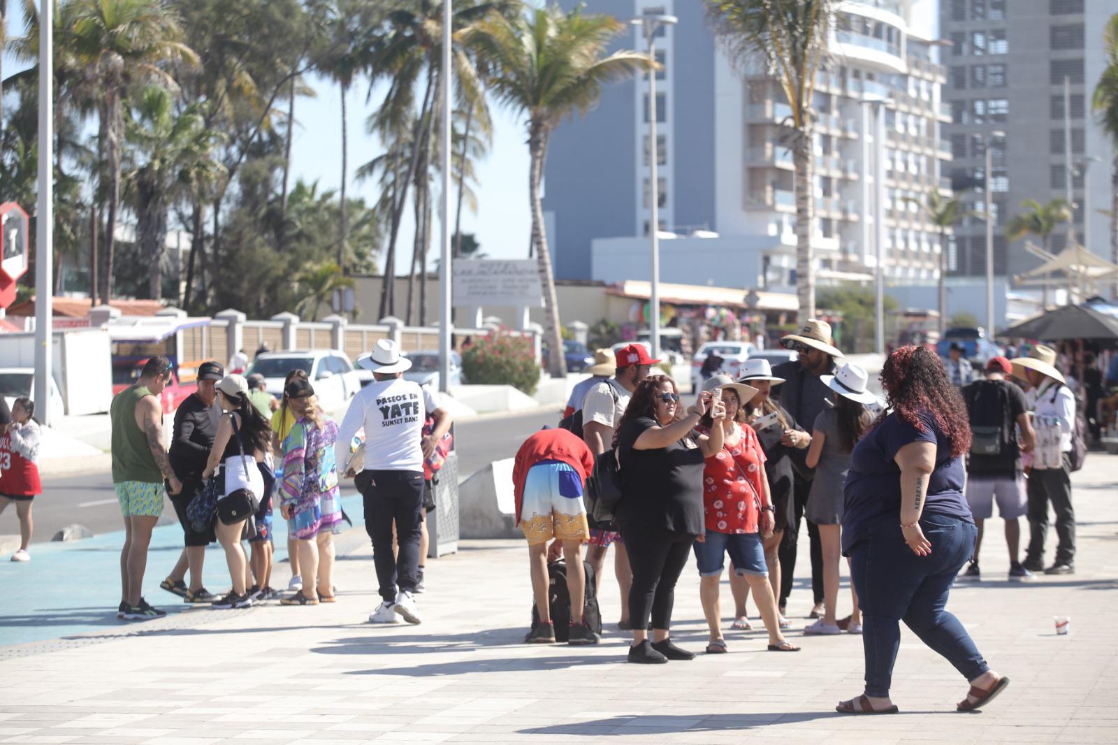 $!Visitantes nacionales disfrutan de Mazatlán en el último fin de semana del año