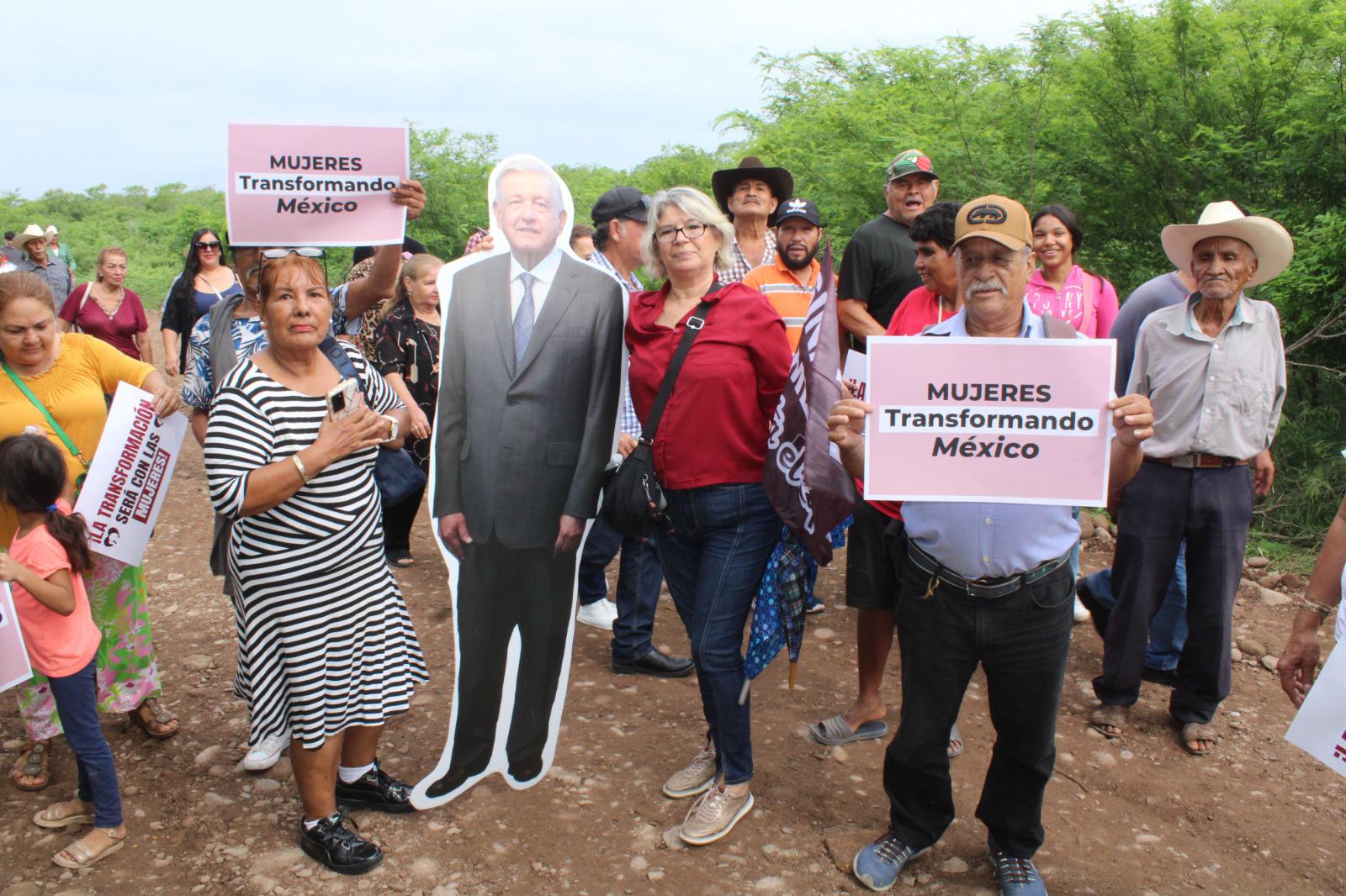 $!Dora llega al evento con imagen de López Obrador con la ilusión de conocerlo en persona