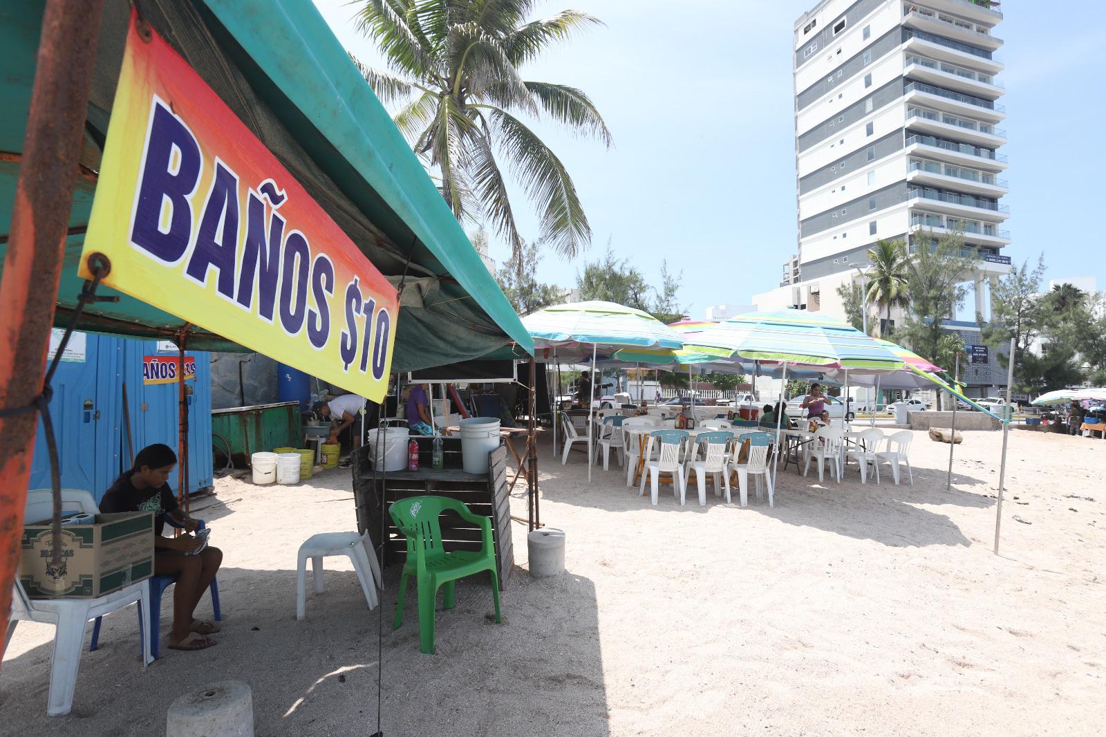 $!Acaparan comerciantes grandes espacios de playa en Pinitos y dejan poco lugar a los bañistas