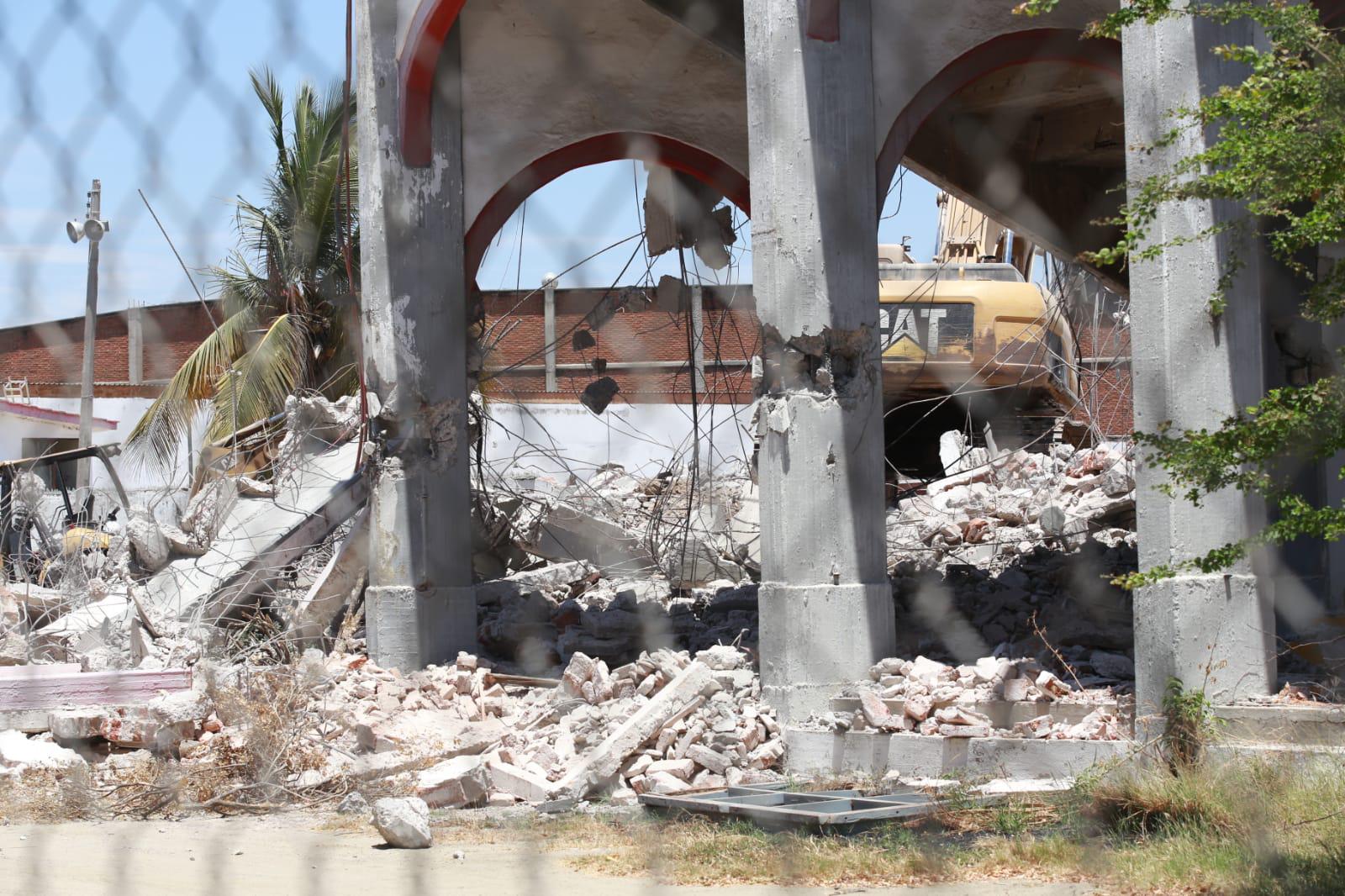 $!Demuelen la histórica Plaza de Toros de Mazatlán