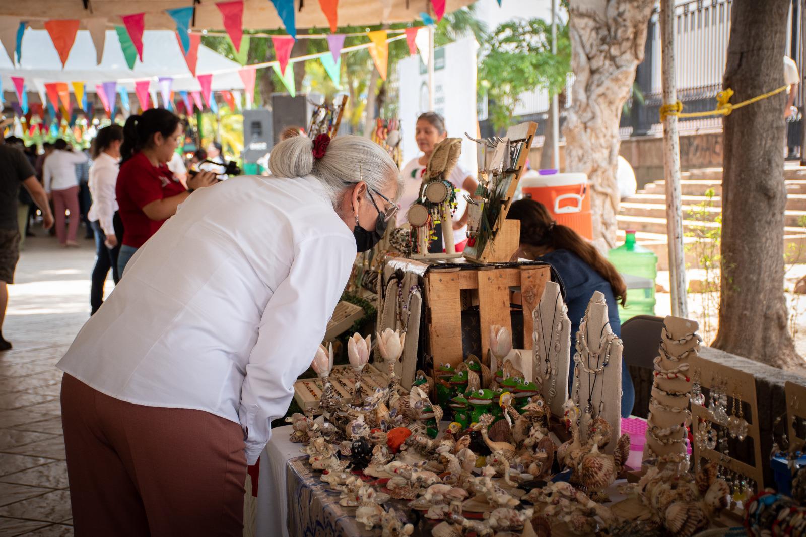 $!Inauguran segunda edición de Expo Tejiendo Sueños en Culiacán