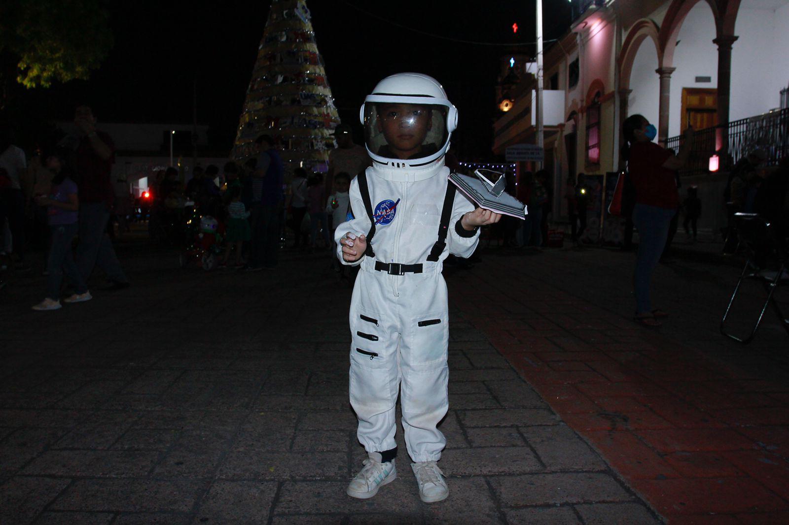 $!Niños disfrutan y aprenden del espacio en la Noche de Estrellas en Culiacán