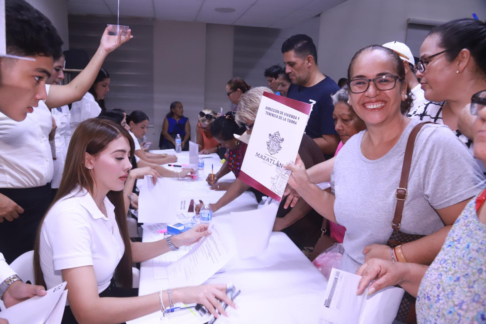 $!Entregan 120 escrituras a familias de 36 colonias en Mazatlán