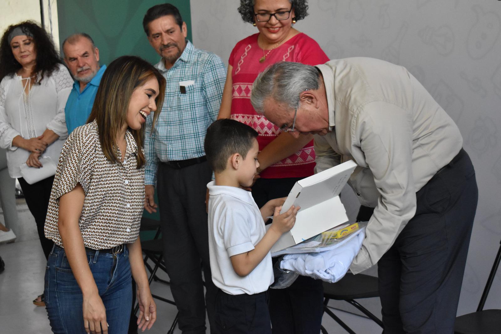 $!Gobernador da banderazo al canje de uniformes y útiles en Sinaloa