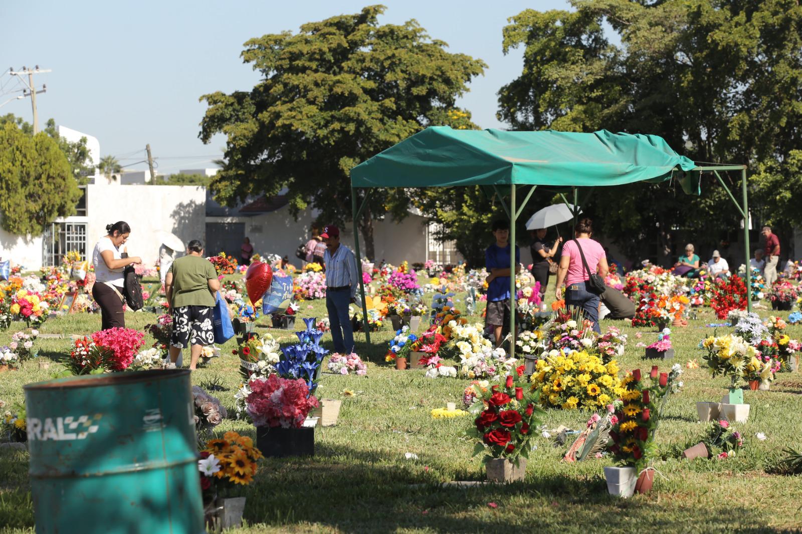 $!Asegura Alcaldesa que población mazatleca puede acudir con tranquilidad a panteones en este Día de Muertos