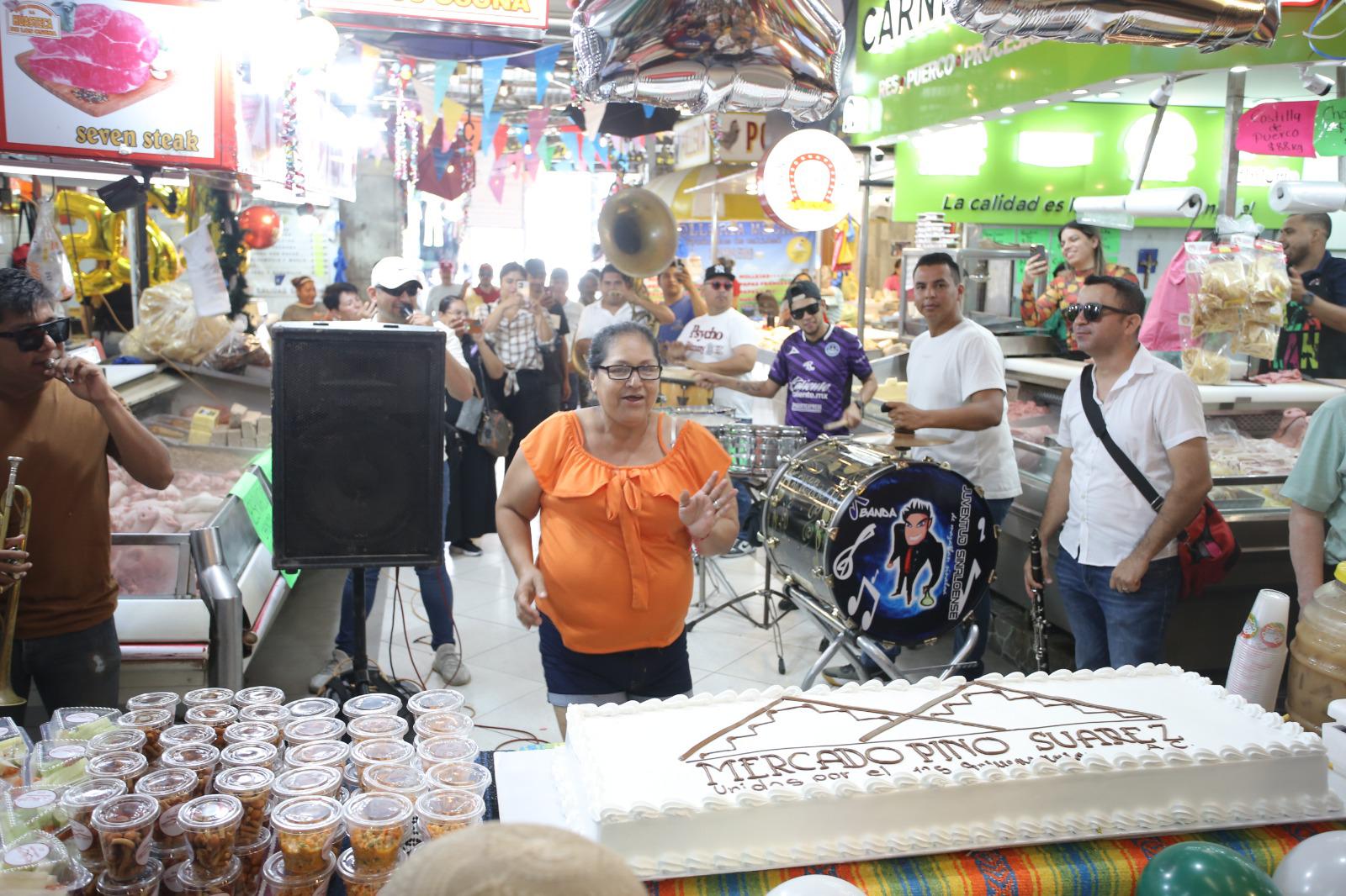 $!Cantan Mañanitas al Mercado Pino Suárez de Mazatlán por su 125 aniversario