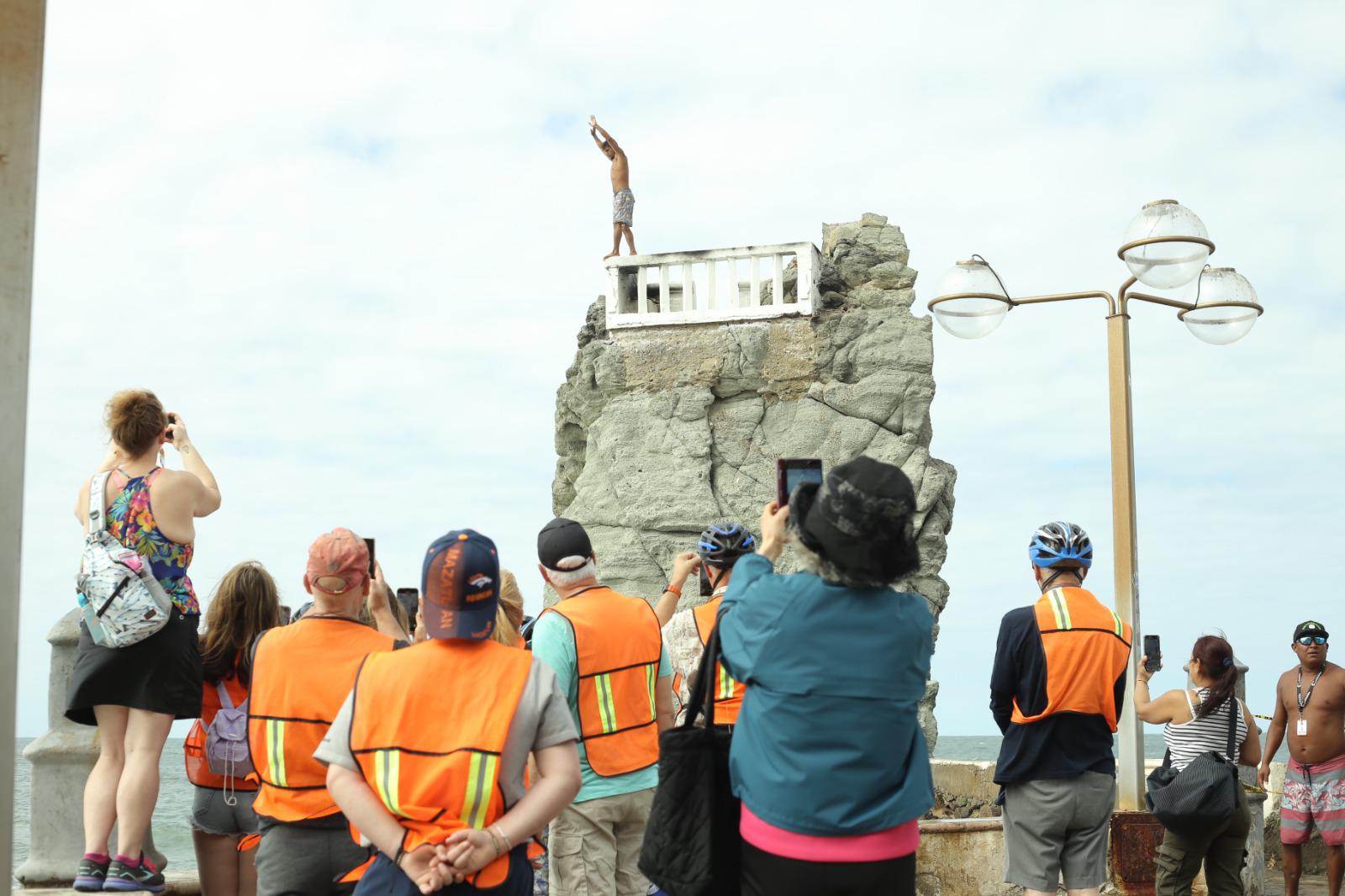 $!Visitantes aprovechan su último día de puente para disfrutar en la zona de Olas Altas