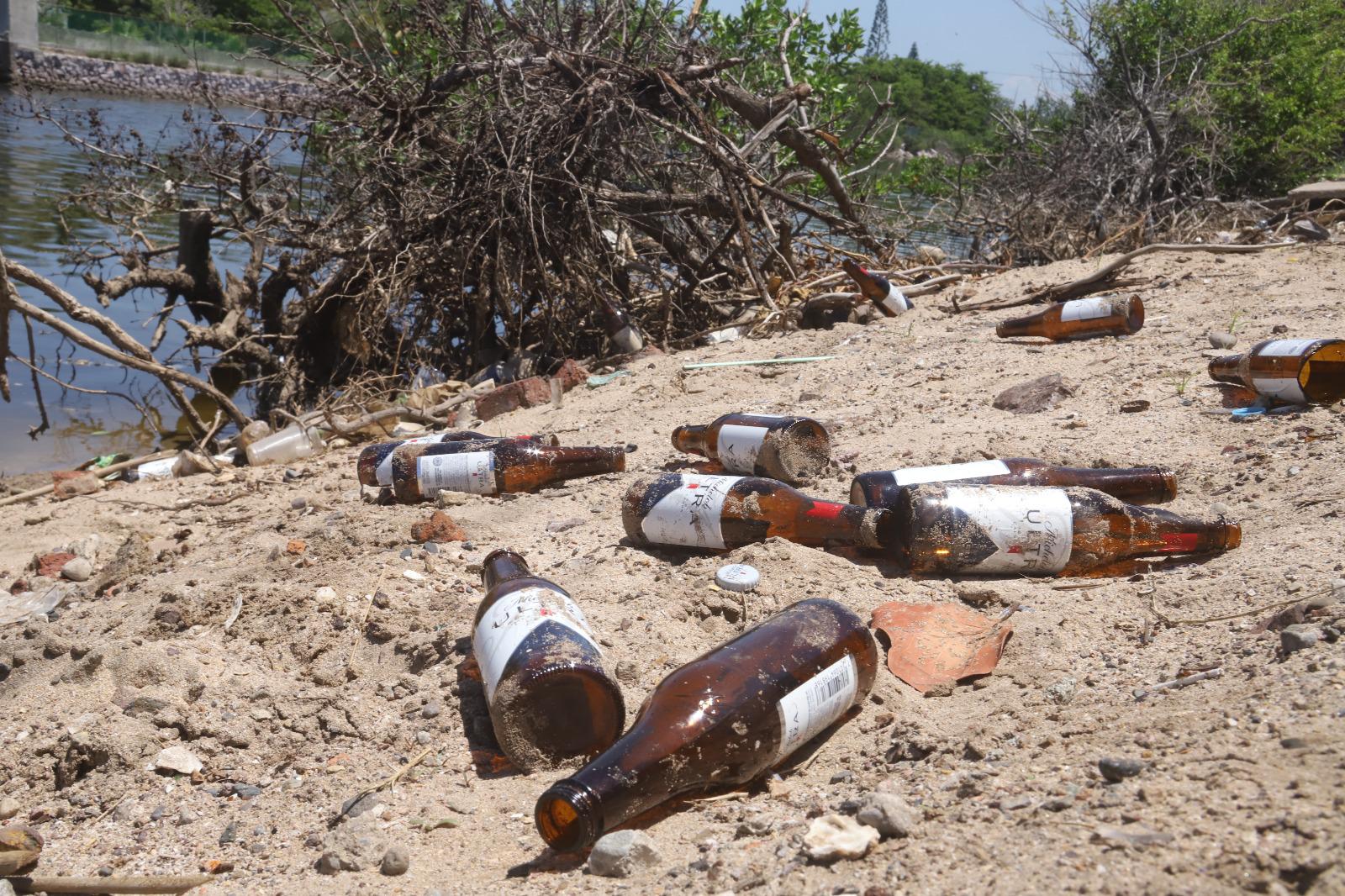 $!Tiran todo tipo de basura en el Estero del Yugo, en Mazatlán