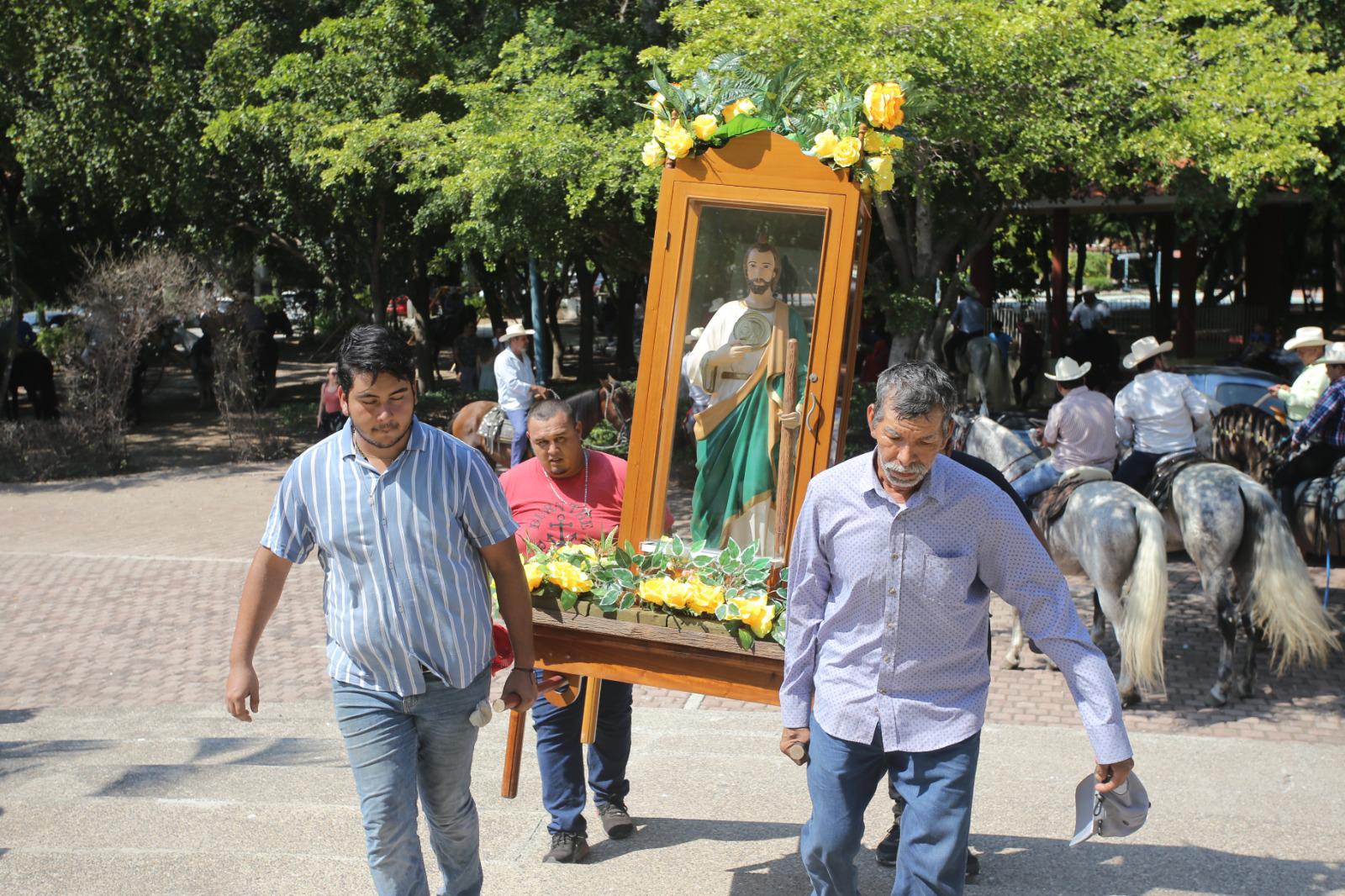 $!Charros y feligreses demuestran su devoción a San Judas Tadeo con peregrinación y cabalgata