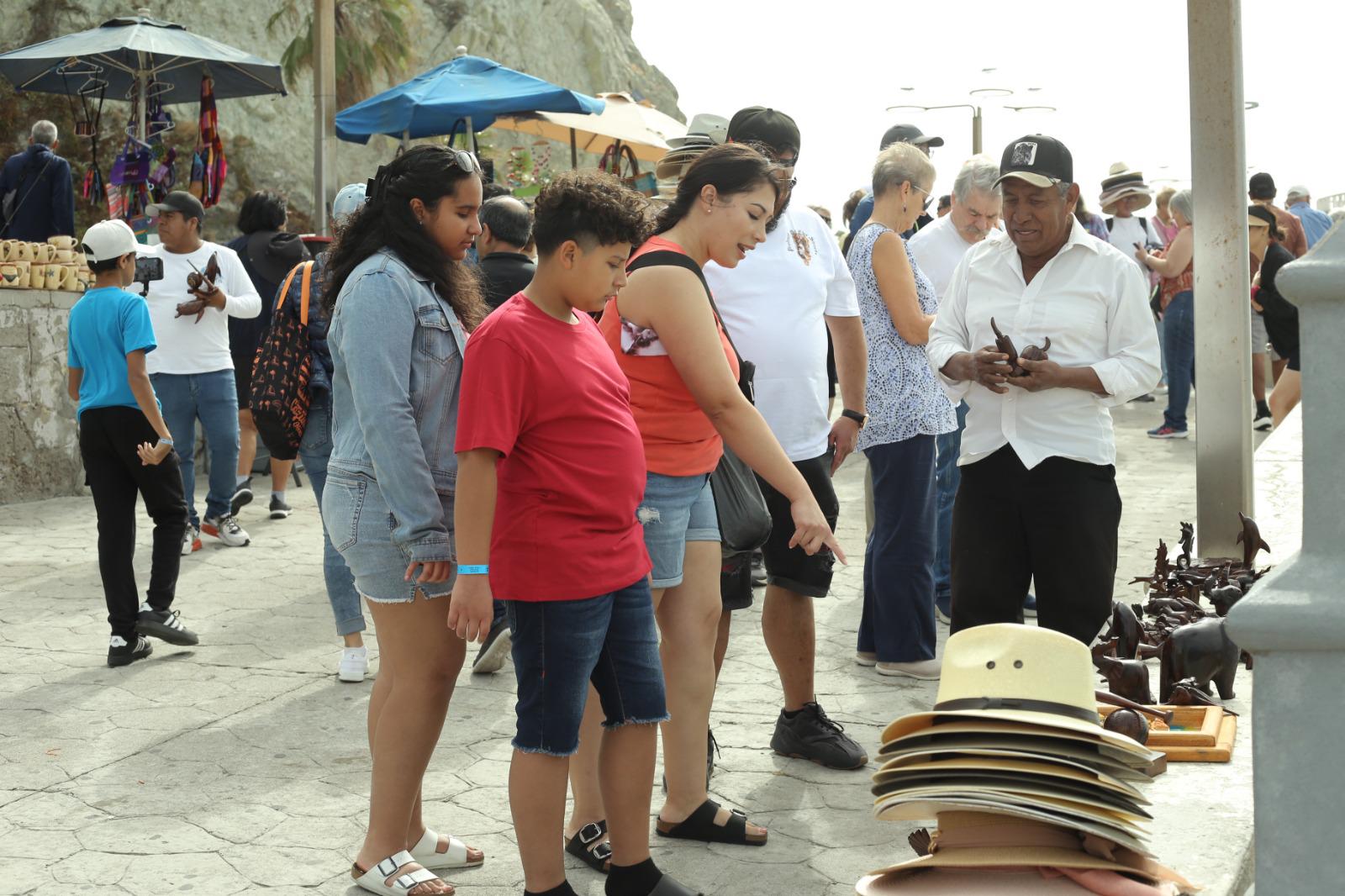 $!Visitantes aprovechan su último día de puente para disfrutar en la zona de Olas Altas