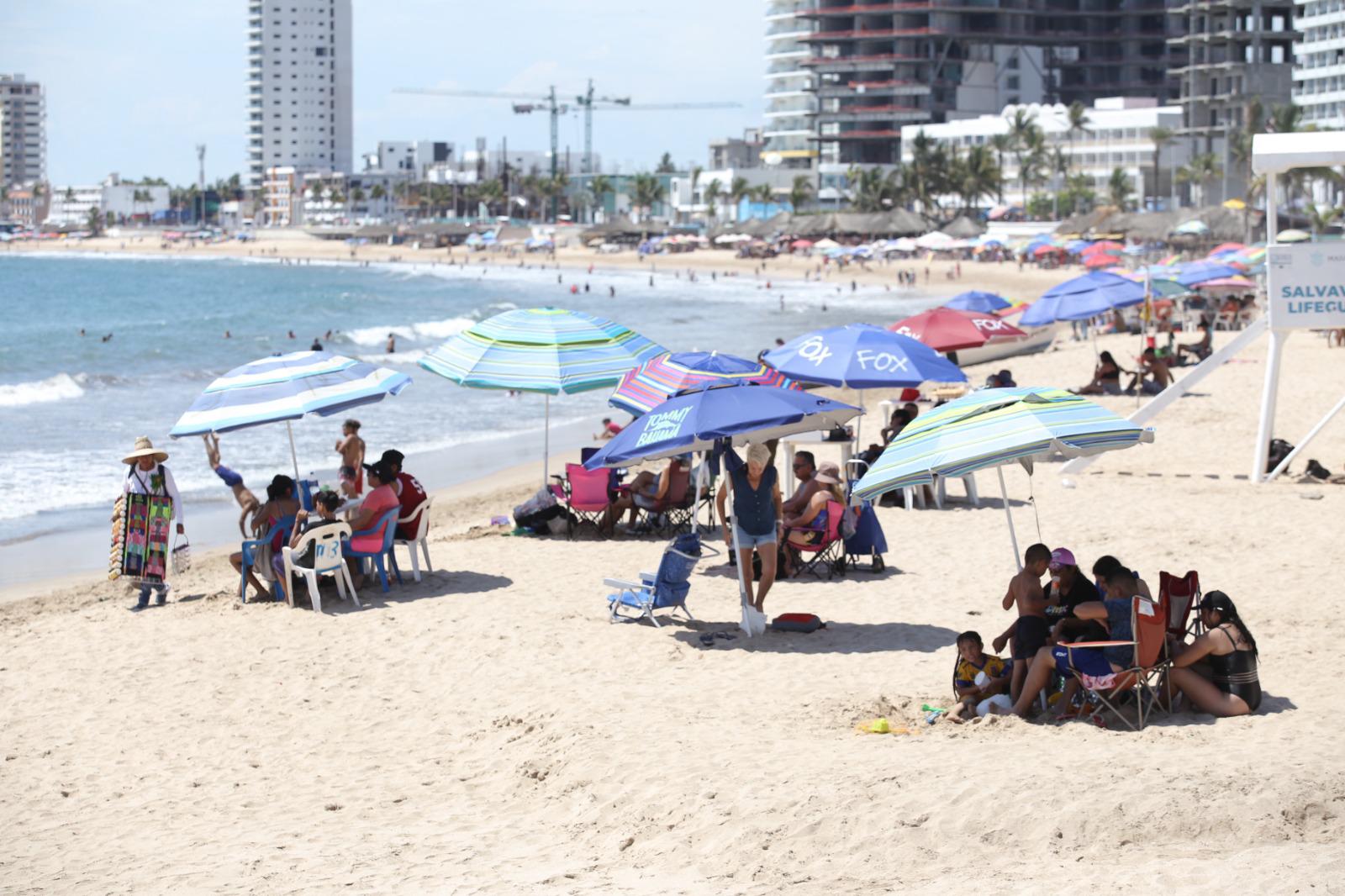 $!Playas mazatlecas reciben buena afluencia de bañistas durante el domingo