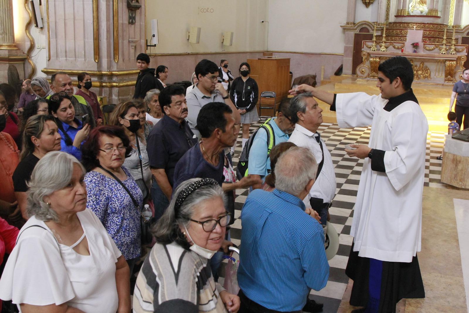 $!Acuden en Culiacán a tomar ceniza en el inicio de la Cuaresma