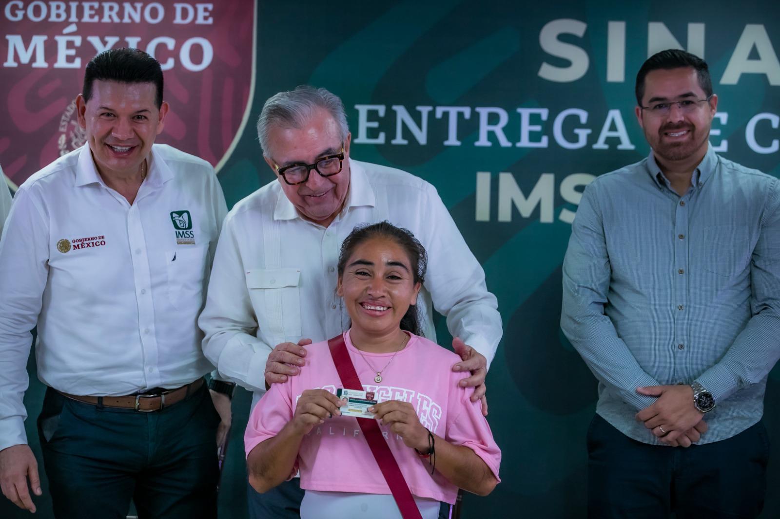 $!Con transmisión a nivel nacional, Gobernador entrega tarjetas del IMSS Bienestar