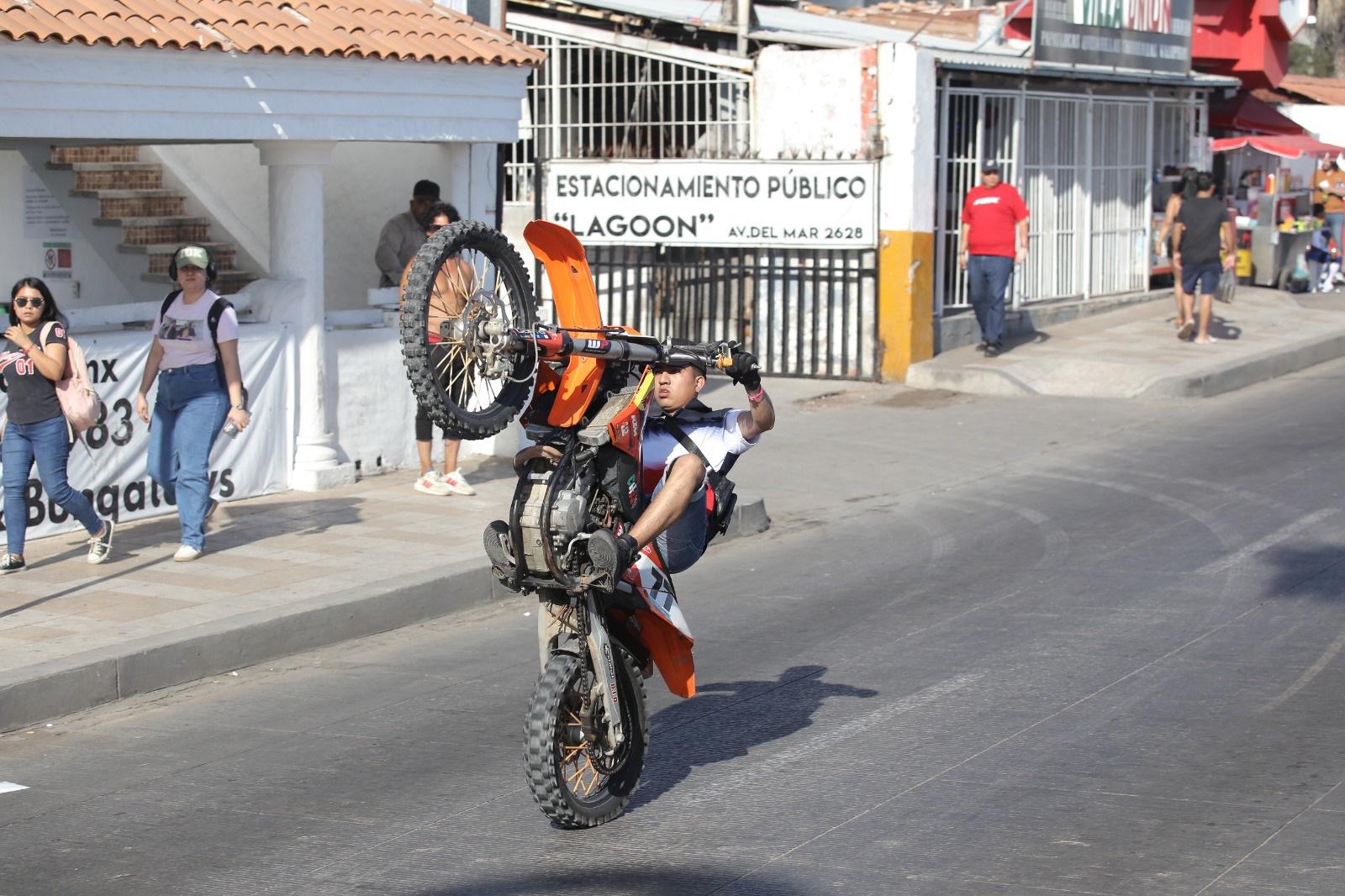 $!Rugen máquinas en el malecón en el desfile de la Semana de la Moto Mazatlán 2024